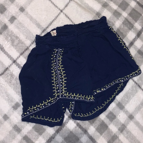 Red camel flowy embroidered shorts - Picture 3 of 4